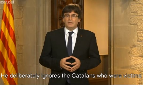 Katalonski premier Carles Puigdemont na včerajšnjem televizijskem nagovoru, ravno ko govori o ignoranci španskega kralja Filipa VI. do Kataloncev in Katalonk, ki so bile na nedeljskem referendumu žrtve policijskega nasilja. 