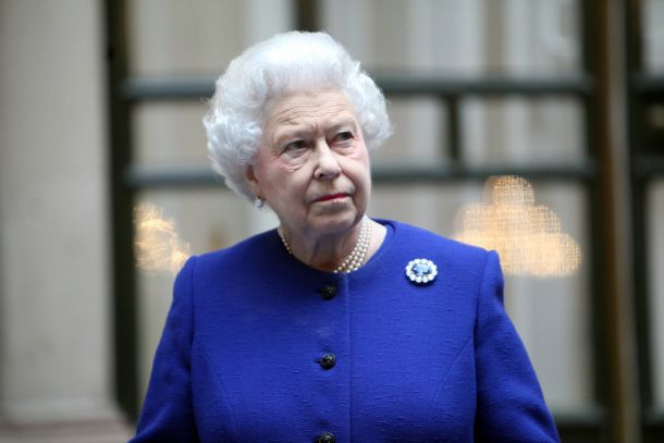 Britanska kraljica Elizabeta II., ki je svojo razredni položaj kar podedovala