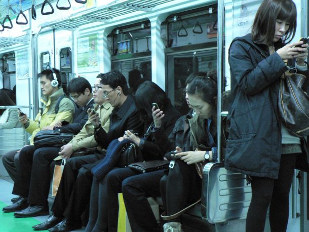 Vsak na svojem telefonu. Seul 2010.