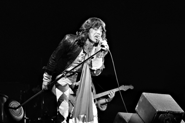 Mick Jagger leta 1976 med nastopom v Haagu
