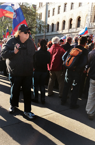 Michael Moore se je leta 2015 udeležil tudi protestov v podporo Janezu Janši pred ljubljanskim sodiščem. Z varne distance, seveda. 