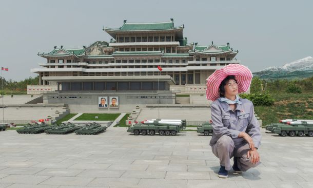 Gospa z rožnatim klobukom v Severni Koreji