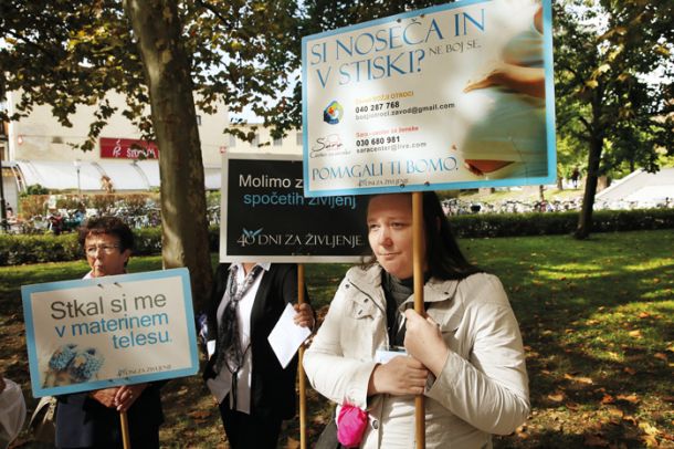 Tovrstni protesti so prisotni tudi v Sloveniji - dober primer je denimo skupina Božji otroci pred Ginekološko kliniko v Ljubljani.