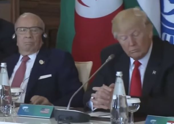 Trump pozorno poslušal govor v italijanščini, čeprav je ne razume