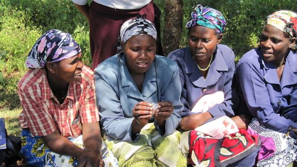 Ženske v Keniji preučujejo menstrualno skodelico