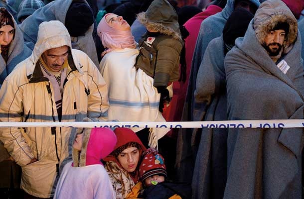 Do 22. decembra je Slovenijo prečkalo 348 tisoč beguncev in migrantov. Za azil je zaprosilo 127 ljudi. Status begunca smo odobrili štirim. Dolžine ograje iz rezilne žice je znašala 137 kilometrov, po najnovejših načrtih pa naj bi jo razpostavili po celotni meji s Hrvaško. 