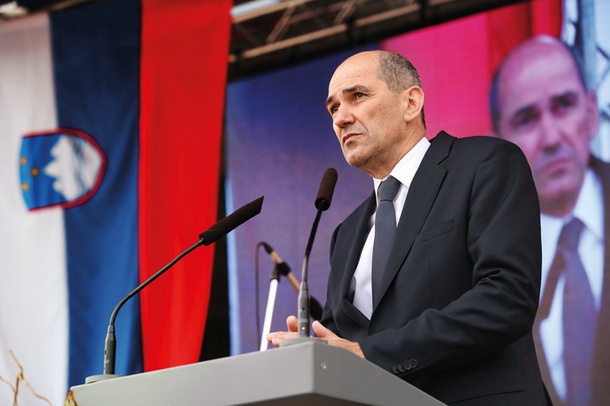 Janez Janša je bil za predsednika stranke SDS izvoljen na kongresih stranke v letih 1993, 1995, 1999, 2001, 2005, 2009 in 2013 in 2017 ... oziroma je na čelu SDS neprekinjeno že 25 let.
