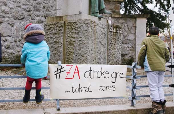 Za otroke gre ... tokrat zares. Transparent v podporo begunskim otrokom, Vrhnika, februar 2016