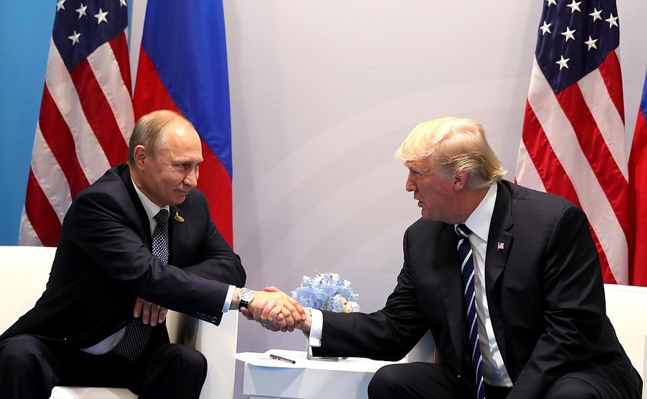 Vladimir Putin in Donald Trump sta si segla v roko ...