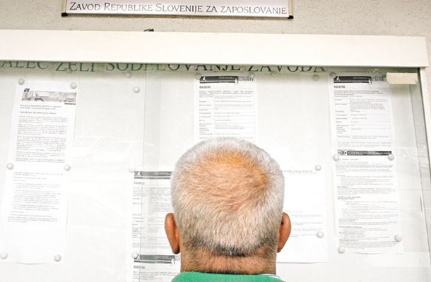 Pred obvestilno tablo Zavoda za zaposlovanje v Ljubljani ...