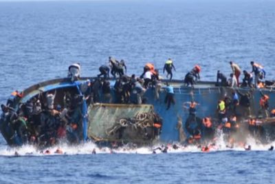 Grozovit prizor potapljajoče se ladje, polne migrantov v italijanskem morju pred dvema letoma ...