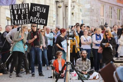 Shod pod geslom »Zakaj ne za znanost«, na katerem so pred nekaj meseci slovenski raziskovalci opozorili na neurejeno financiranje v znanosti, Ljubljana 