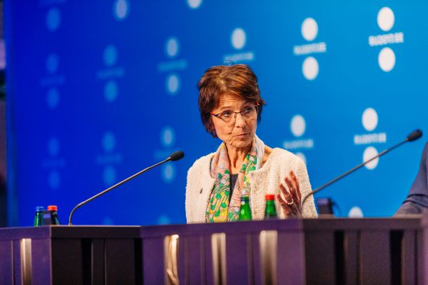 Marianne Thyssen, evropska komisarka za  zaposlovanje, socialne zadeve, strokovno usposobljenost in mobilnost delovne sile, prilagoditvi otroškega dodatka življenjskim stroškom nasprotuje.