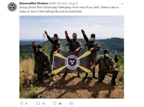 Fotografija z vojaškega urjenja, ki so jo na Twitterju pripadniki skrajne skupine Atomwaffen Division 