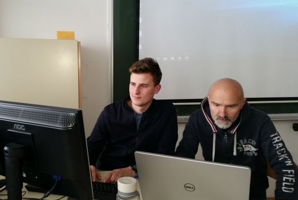Avtorja projekta o lažnih novicah: dijak Urban Lečnik Spaić in profesor Matjaž Poljanšek