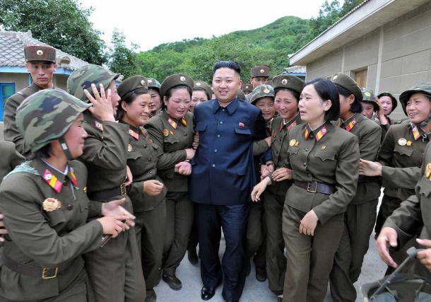 Kim Jong-un v objemu vojakinj