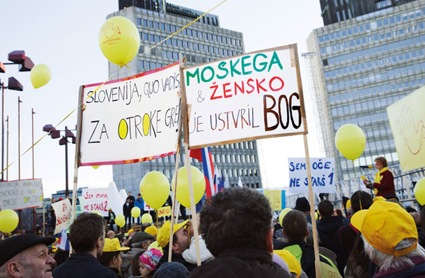 Protest proti enakopravnosti pred parlamentom v Ljubljani 
