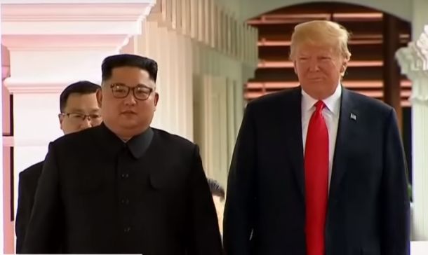 Kim Džong Un in Donald Trump po kratkem zasebnem pogovoru