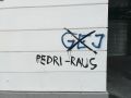 ... prečrtani grafit in homofobni napis