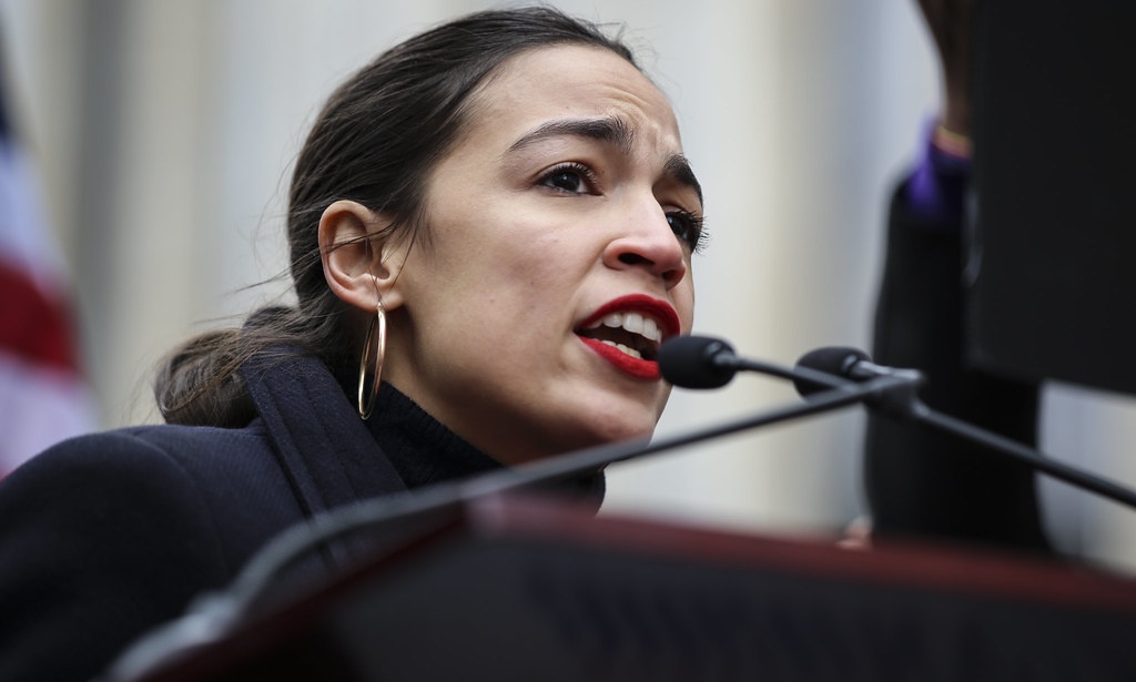 Alexandria Ocasio-Cortez kot govornica na Ženskem maršu (Women's March). Mlada kongresnica je večkrat spregovorila proti politikam Donalda Trumpa.