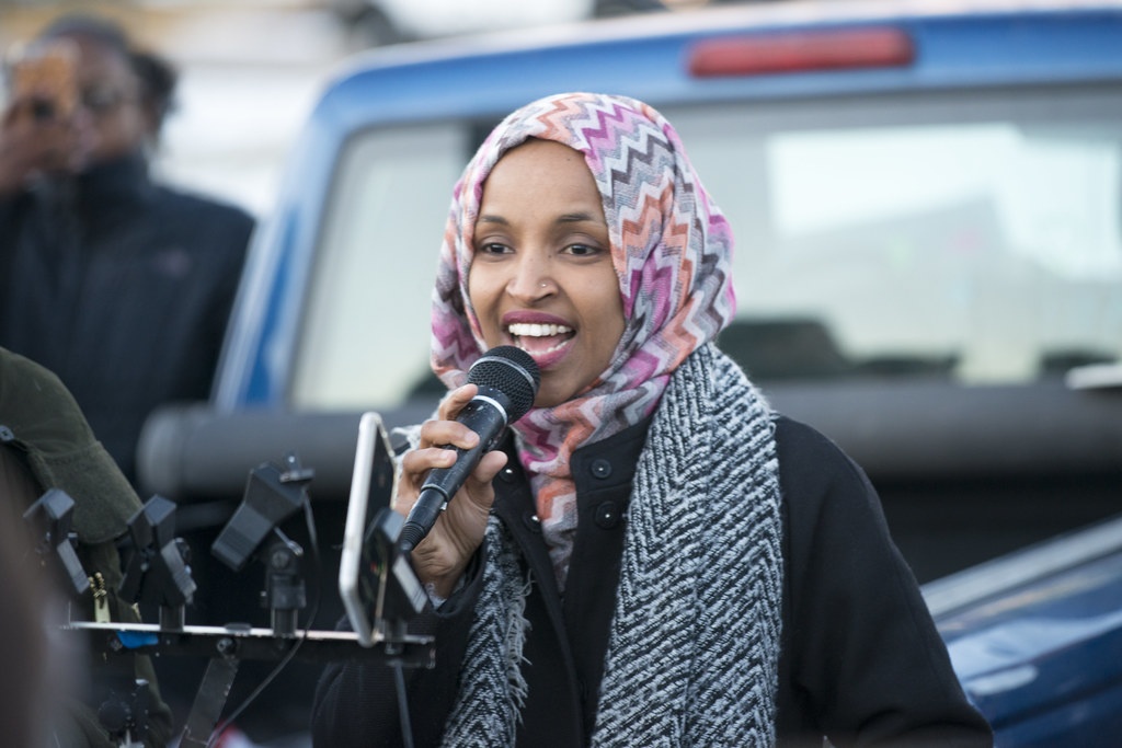 Ilhan Omar na delavskem protestu proti Amazonu. V Somaliji rojeno ameriško državljanko in kongresnico je Trump v obrambi svojih tvitov med drugim oklical za podpornico Al Kaide.
