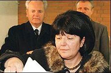 Mira Marković (v ospredju) in Slobodan Milošević (zadaj)