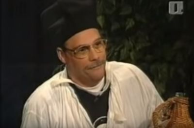 Boris Kobal pred skoraj dvema desetletjema v obdobju TV Popra, ko je nastopal kot duhovnik Senica