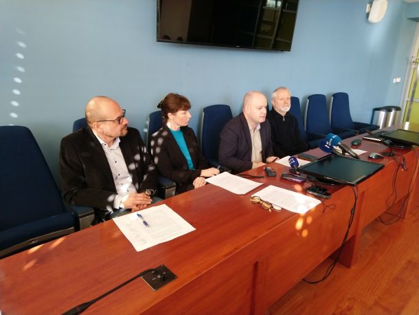 Utrinek z današnje tiskovne konference:Na fotografijah smo (od leve proti desni): dr. Edvard Protner, dr. Klara Skubic Ermenc, dr. Damijan Štefanc in dr. Zdenko Kodelja.  