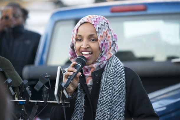 Ilhan Omar na delavskem protestu proti Amazonu. V Somaliji rojeno ameriško državljanko in kongresnico je Trump v obrambi svojih tvitov med drugim oklical za podpornico Al Kaide. 