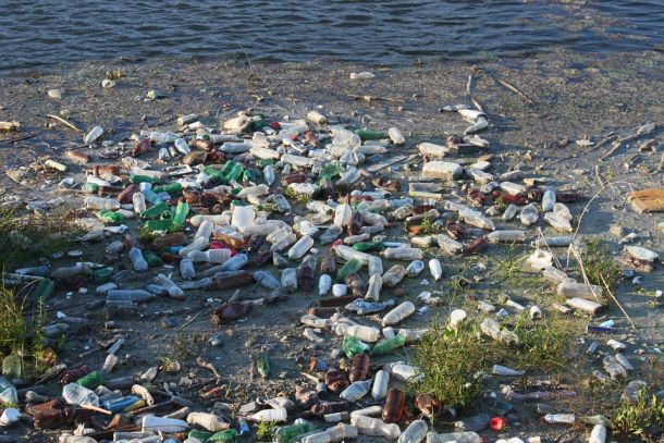 Plastika potuje več kot 3000 kilometrov in ne razpade desetletja, s tem pa se tudi povečajo tveganja za širitev invazivnih vrst in bolezni.