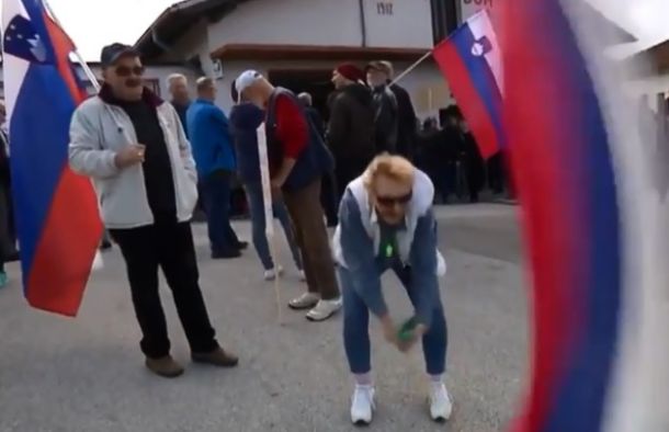 Jezna domoljubna gospa uničuje slovensko zastavo