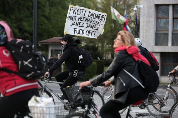 Današnji kolesarski protest pred parlamentom v Ljubljani