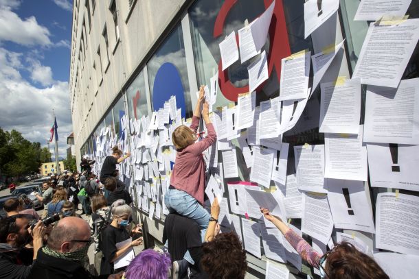 Kulturniki lepijo papirje z apelom na okna ministrstva 
