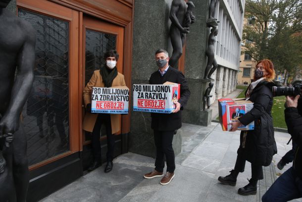 Luka Mesec in Matjaž Nemec s podpisi za referendum