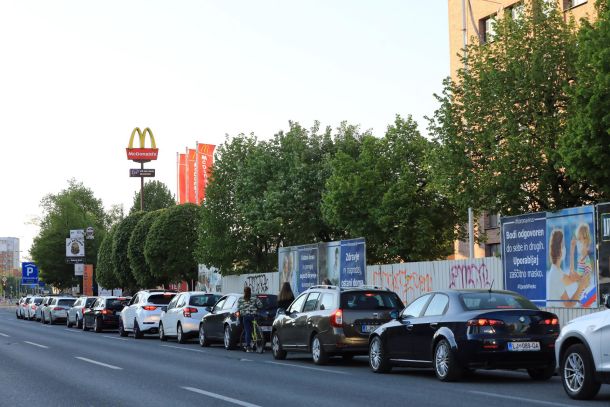 Ljubljana proti večeru. To ni vrsta pred bencinsko črpalko v času naftne krize, temveč kolona proti hamburgerju in krompirčku.