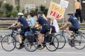Prijazno spremstvo policistk na kolesu na petkovem kolesarskem protestu    