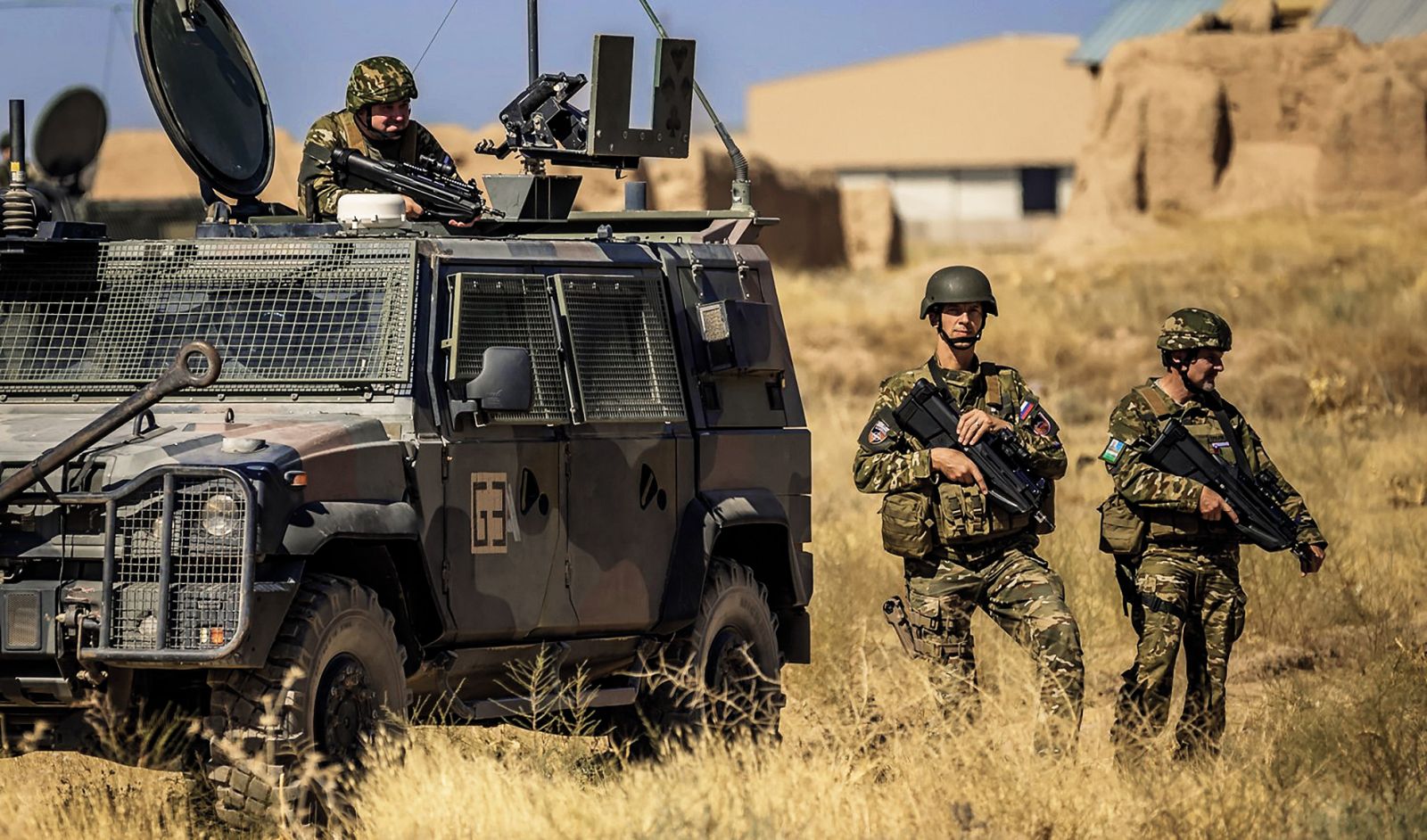 Pripadniki slovenske vojske med patroliranjem v Heratu.