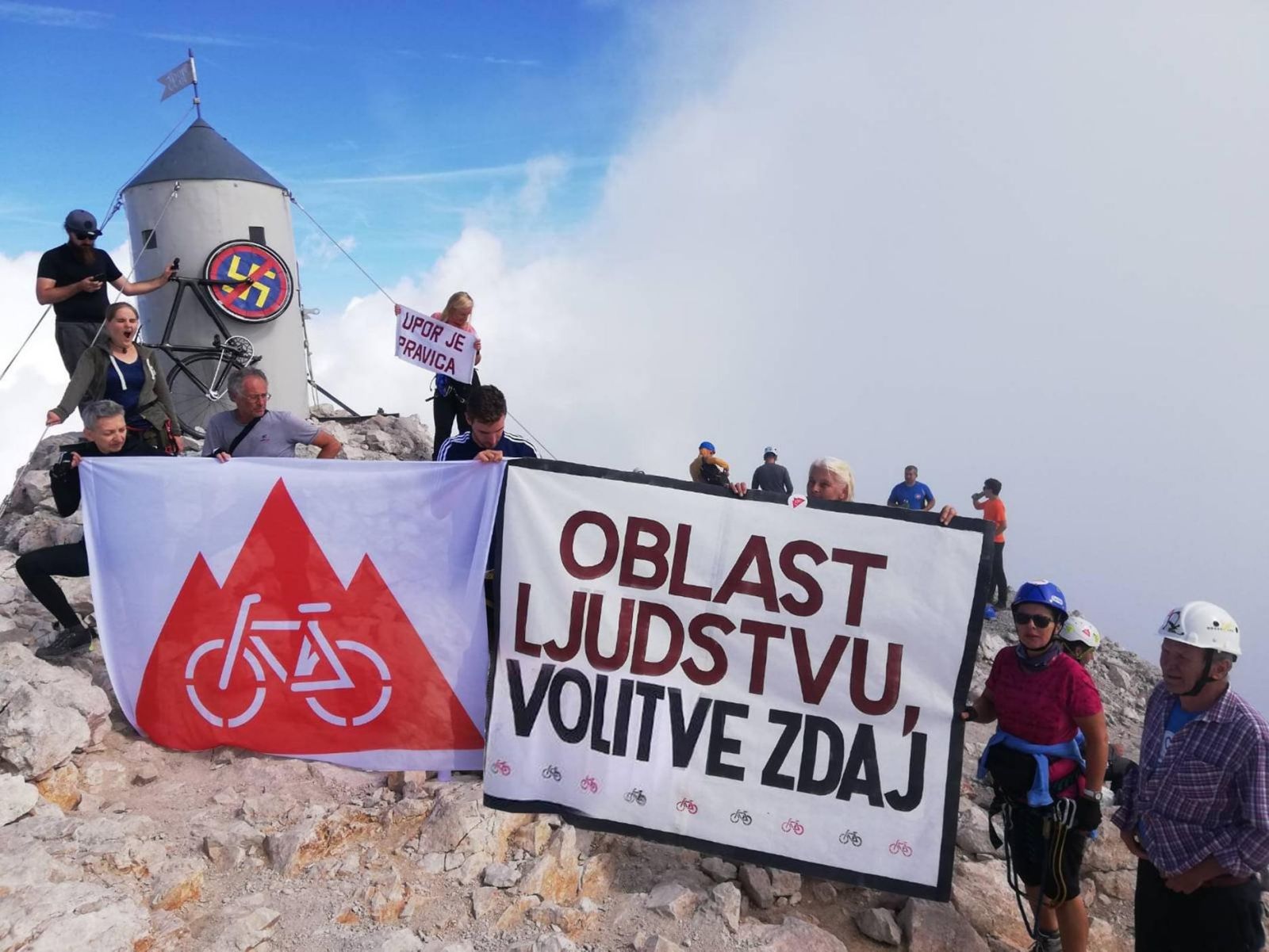 Protestniki pod Triglavom srečali Janšo, Hojsa in Tonina