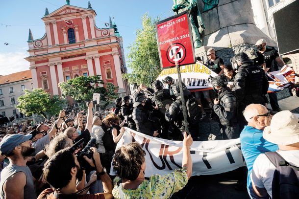 Trenutek, ko so na demonstracijah posredovali policisti in odstranili »domoljube«