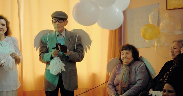 Krt čilske auteurke Maite Alberdi je duhovit, melodičen, insajderski, vrhunski dokumentarec o 83-letniku, ki se kot vohun infiltrira v dom za starejše.
