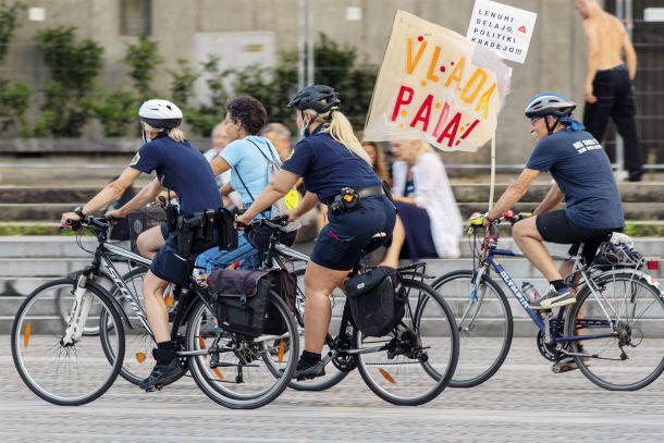 Prijazno spremstvo policistk na kolesu na petkovem kolesarskem protestu    