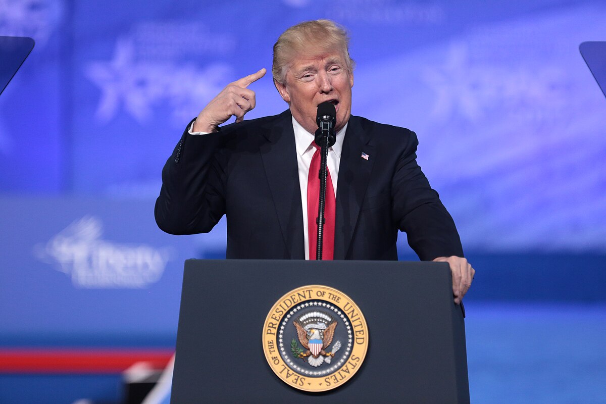 Trump na mejo z Mehiko pošilja vojake, sprejem beguncev v državo pa je ustavil