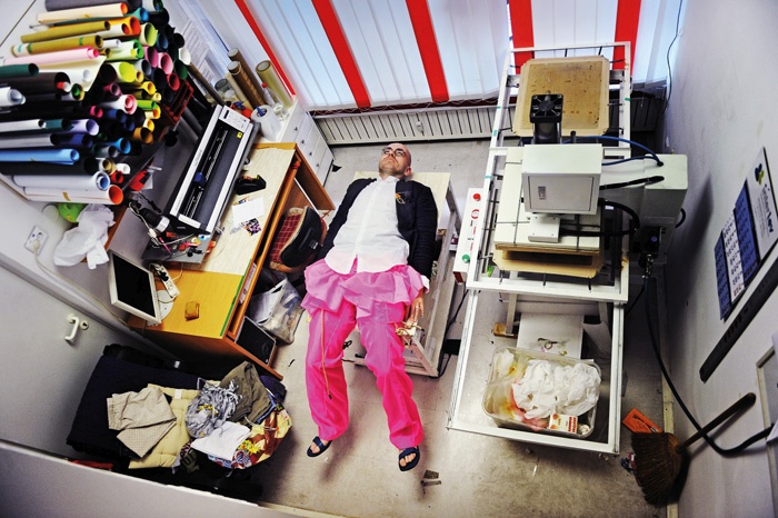 Peter Movrin v hlačah iz svoje magistrske kolekcije, s katero je bil na ugledni londonski šoli Central Saint Martins izbran za enega najboljših študentov, z njo se je predstavil tudi na londonskem tednu mode. Fotografija je nastala v studio Mumino.