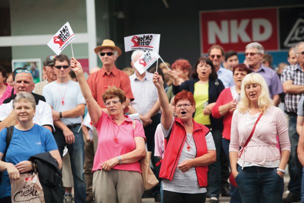 Foto tedna: Shod v podporo izgradnji hitre ceste na Koroško pod geslom »Koroška vstaja - Hoč’mo cesto!« v organizaciji Mladinske iniciative za 3. razvojno os, Ravne na Koroškem.
