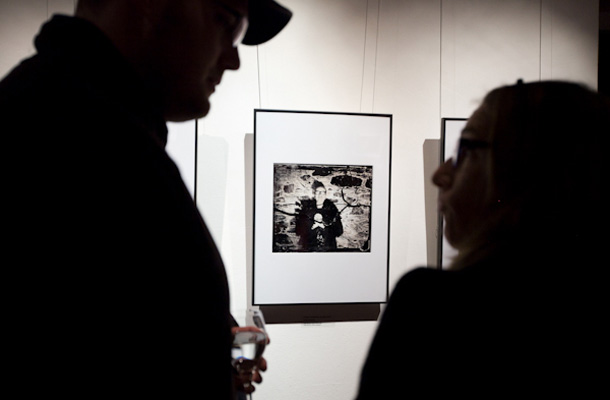 Portret modnega oblikovalca Petra Movrina, ena iz serije desetih izbranih fotografij kreativcev, ki so Peterlinu prinesle nagrado za najboljšo reportažo v kategoriji Kultura in zabava. | Tjaša Zajc