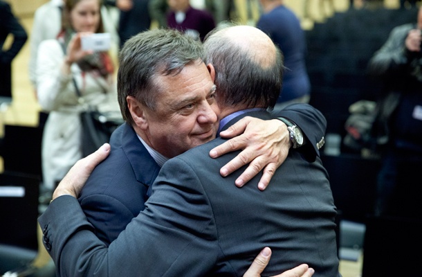 Jankovića so po izvolitvi množično objemali