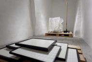 Projekt mladih umetnikov, ki kritično opozarja na anomalije aktualne družbe in časa