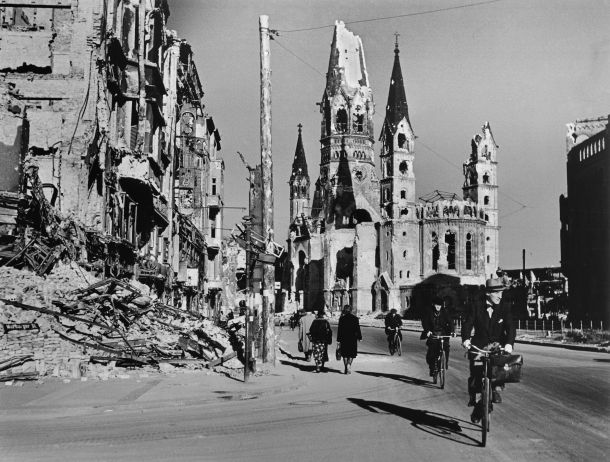 Ljudje na ulici, obdani s porušenimi stavbami, Berlin, avgust 1945 © Robert Capa  International Center of Photography  Magnum Photos