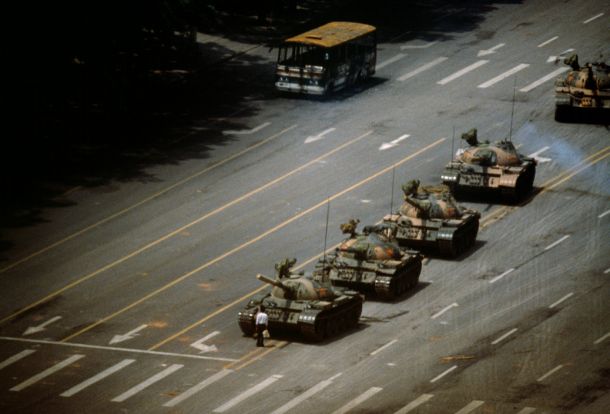 Stuart Franklin: China, Beijing, Tiananmen Square, 'The Tank Man', 4. junij 1989. © Stuart Franklin/Magnum Photos