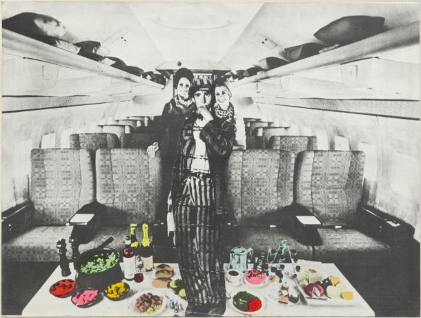 Eulàlia Grau: Interior d'un avió (Etnografia) [Letalski interier (Etnografija)], 1973, fotografska emulzija in anilin na platnu. Z dovoljenjem: MACBA Collection. MACBA Foundation. Delo kupljeno zahvaljujoč GR